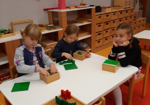 dziewczynki pracują z materiałem Montessori
