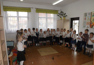 dzieci śpiewają piosenkę po angielsku