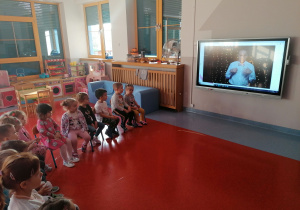 Dzieci oglądają audycję