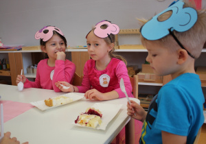 dzieci jedzą tort