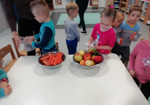 Dzieci segregują warzywa i owoce