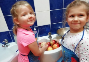 Dziewczynki myją jablka