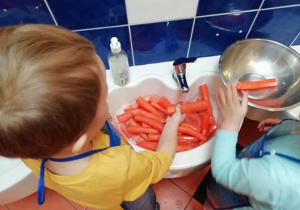 Dzieci myją marchewki