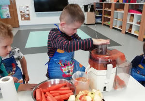 Dzieci wrzucają warzywa i owoce i sokowirówki1