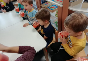 Dzieci piją wykonany sok