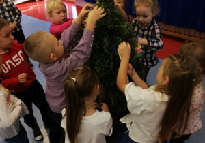 przedszkolaki witają "panią choinkę"