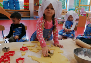 Dziecko wykrawa ciasteczka