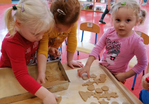 Dzieci wykrawają ciasteczka