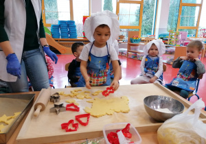 Dziecko wykrawa ciasteczka