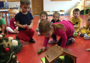 Dzieci oglądają symbole świąt