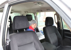 Chłopiec w samochodzie policyjnym 