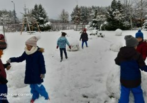 dzieci spacerują po śniegu
