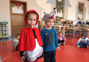 Dzieci w stroju Czerwonego Kapturka i wilka