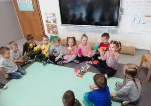 Dzieci prezentują swoje instrumenty