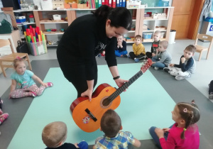 Dzieci ogladają gitarę