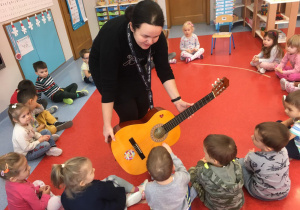 Pani Ilona prezentuje gitarę