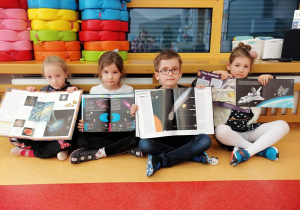 dzieci prezentują swoje książki o kosmosie