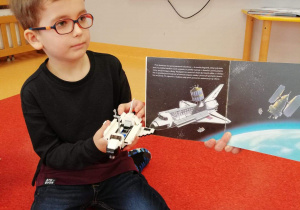 chłopiec prezentuje swój prom kosmiczny