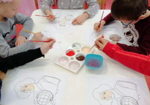 dzieci malują portret Mikołaja Kopernika