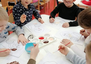 dzieci malują portret Mikołaja Kopernika
