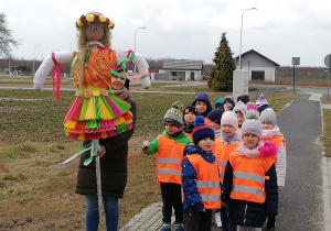 korowód z Marzanną ulicami Łuszczanowic