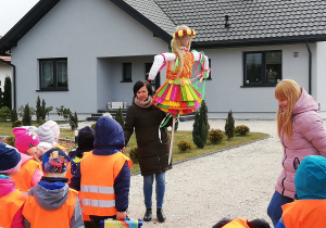 dzieci proszą panią Asię o zaopiekowanie się Marzanną