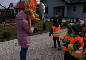 Pani Asia odbiera od dzieci Marzannę