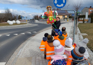 Dzieci idą z Marzanną ulicami Łuszczanowic1