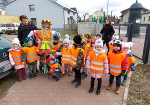 Dzieci idą z Marzanną ulicami Łuszczanowic2