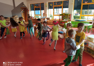 dzieci tańczą w parach