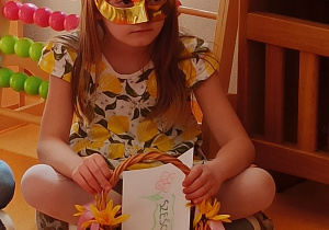 dziewczynka trzyma list od Pani Wiosny