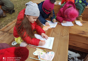 dzieci rysują motyla