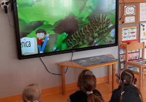 dzieci oglądają film na tablicy interaktywnej