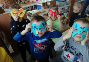 Chłopcy prezentują wykonane przez siebie maski