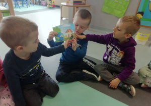 Dzieci prezentują, czym zanieczyszczona jest Ziemia 2