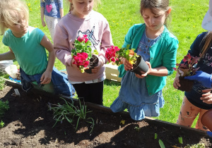 dzieci trzymają kwiaty