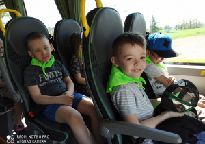 dzieci jadą autobusem
