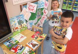 dzieci pokazują swoje książki