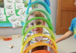 Chłopiec zbudował wieżę