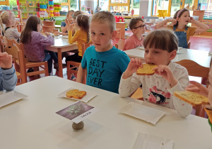 dzieci jedzą swoje tosty