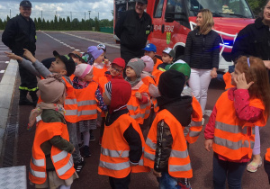 Dzieci podziwiają samochód strażacki