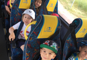 Dzieci siedzą w autobusie