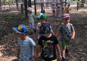 Dzieci idą przez las