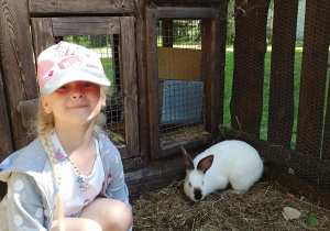 dziewczynka pozuje z królikiem