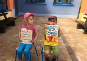 dzieci trzymają książki