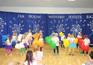 dzieci tańczą z pomponami