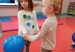 dzieci tańczą z balonem