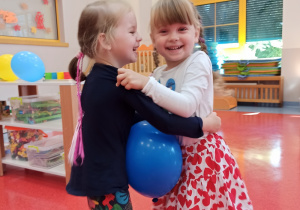 dziewczynki tańczą z balonem