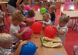 dzieci malują kropki na balonach