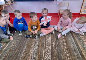 Dzieci poznają zwroty powitalne w rónych językach